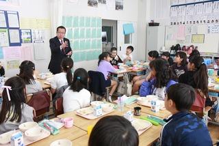 給食の時間に生徒達に話をしている市長の写真