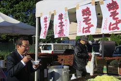 笑顔の市長が、お皿をもっている写真