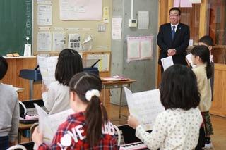 生徒達が歌を歌っているところを見学している市長の写真