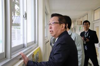 窓から外を見ている市長の横顔の写真