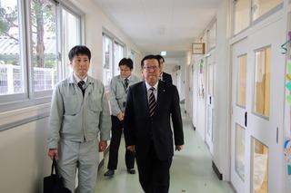 ろうかを関係者の人達と歩いている市長の写真