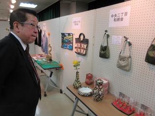 ボードに、手作りのバックが展示されており、市長が見ている様子の写真