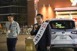 街頭活動でマイクをもち話をしている市長と担当者の人の写真