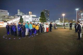 街頭活動に参加している人達が集合している写真