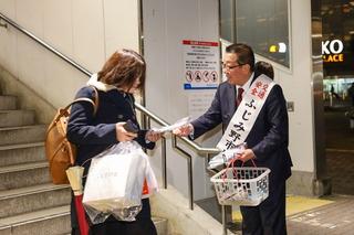 街頭で女性にティッシュを配っている市長の写真