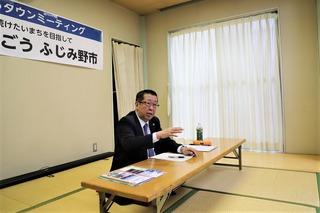 和室の畳に座り説明をしている市長の写真