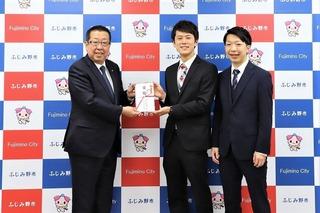 文京学院大学マッスルプロジェクトの皆さんが寄附を市長に手渡している写真
