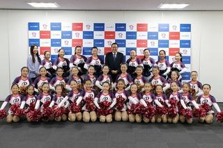 市長を中心に赤のボンボンをもちレオタード姿で4列に並びながら笑顔のポン・パピーズの方達の写真