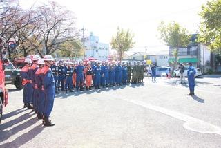 公園に集まった消防職員と自衛隊員、参加者の人達が整列している写真