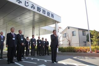 ふじみの市役所前で職員の皆様が並び挨拶をしている市長の写真