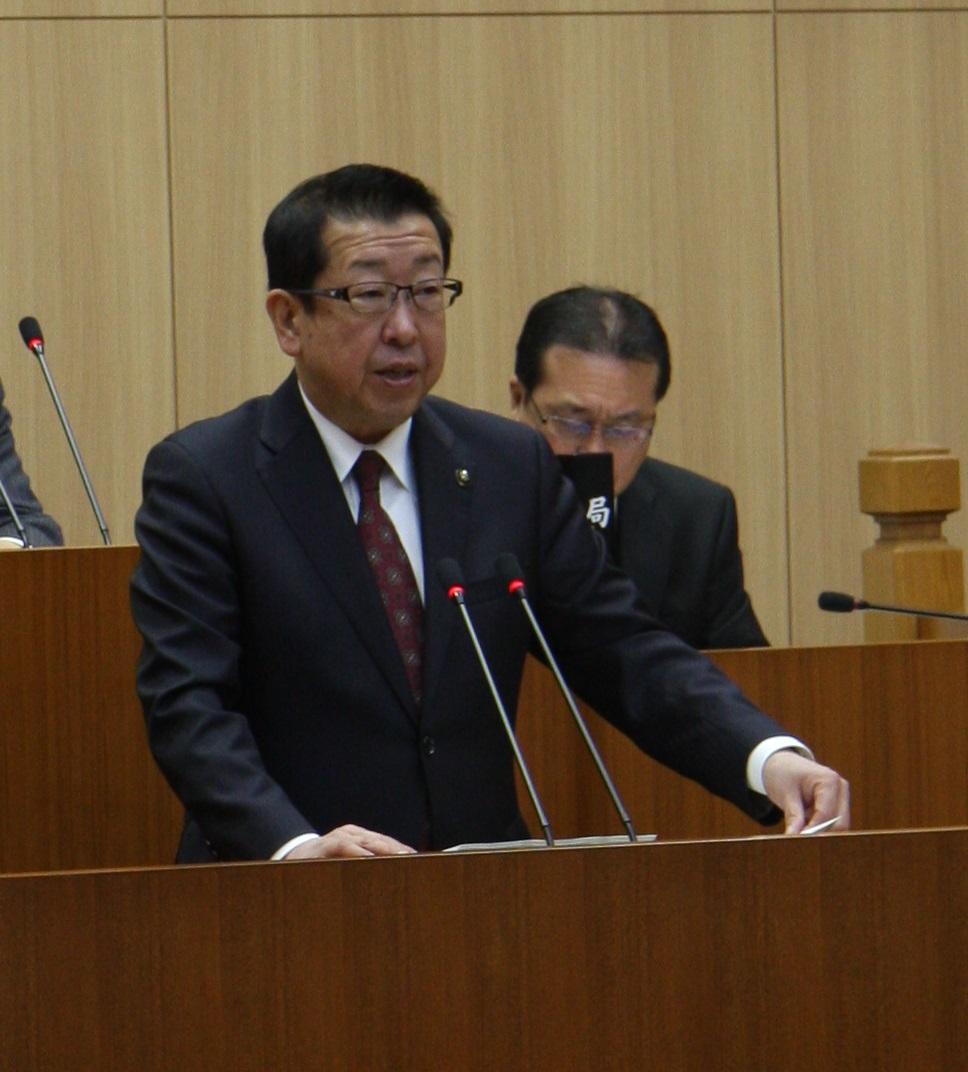 演壇で施政方針について話をしている市長の写真