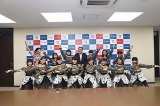 ダンスチーム「VIOLET(ヴァイオレット)」の皆様と市長との記念写真