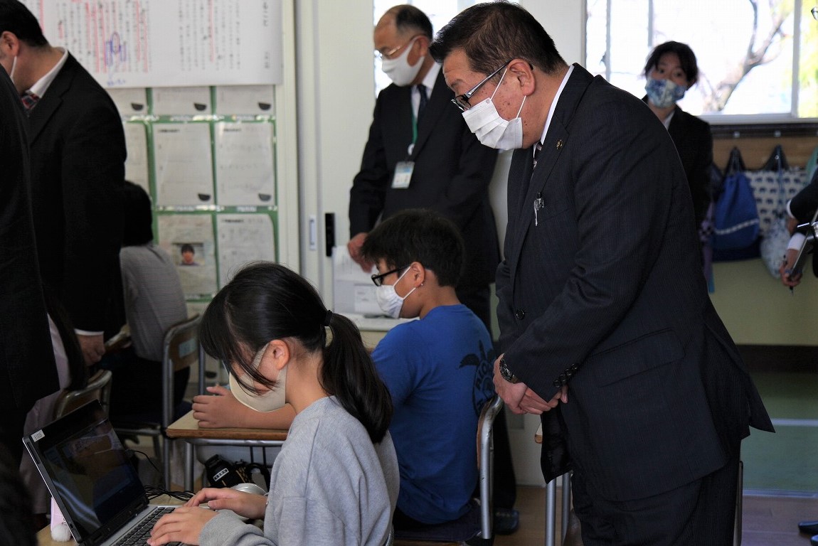 大井小学校視察2