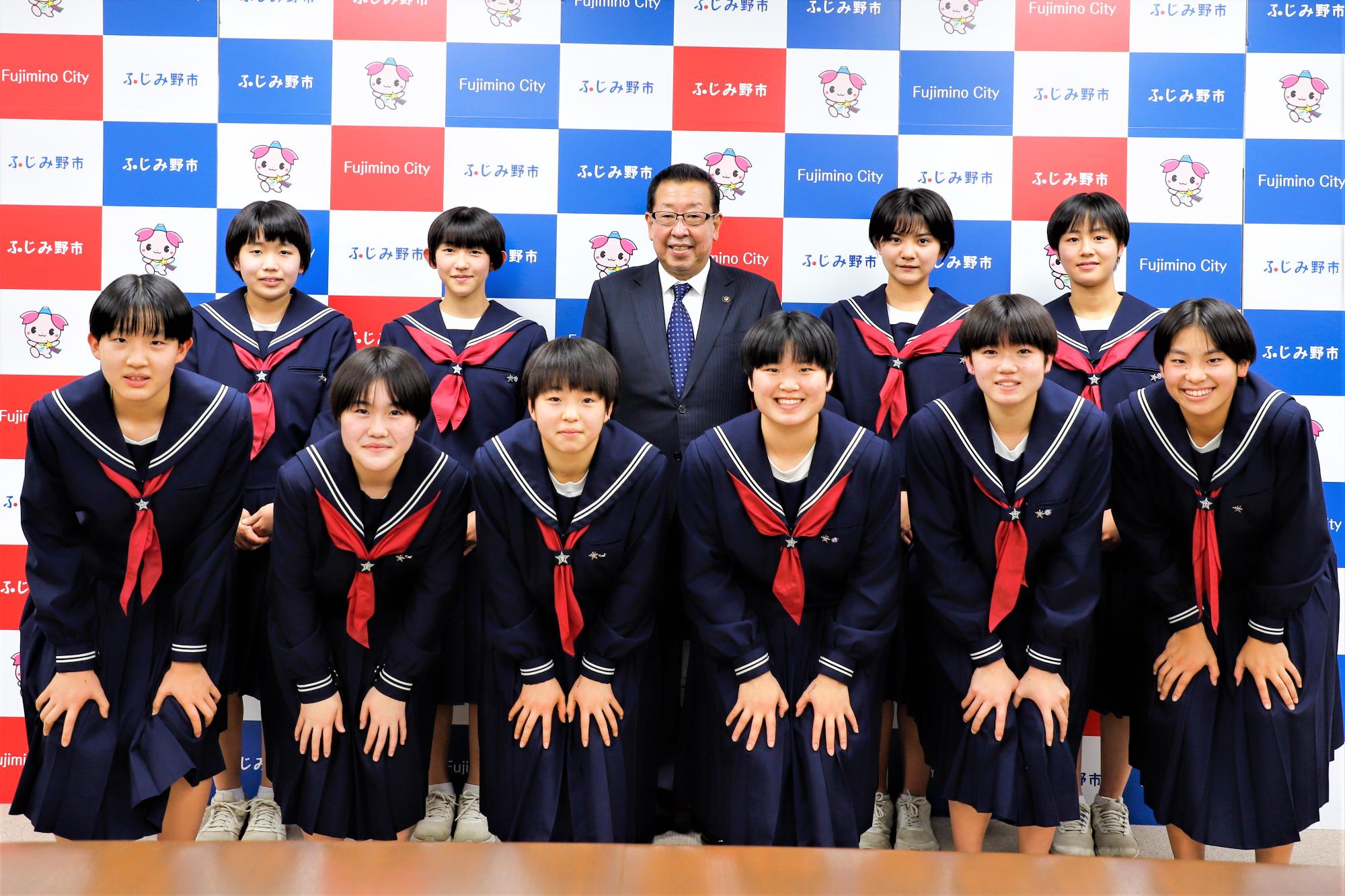 大井西中学校女子バレーボール部の皆さん