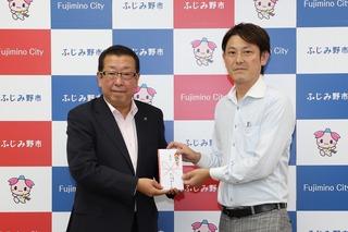 青年部の代表の方と市長の記念写真