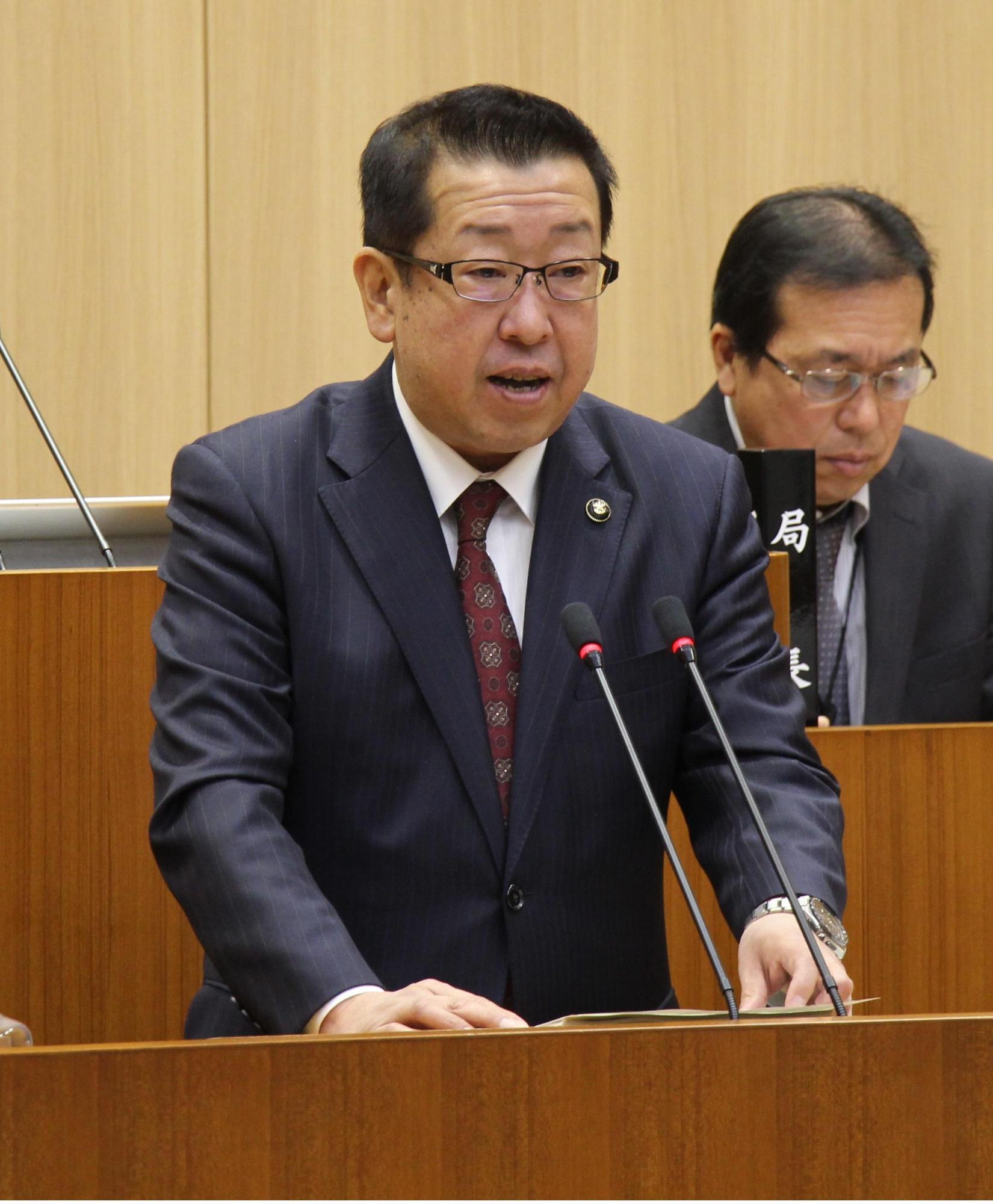 高畑市長が壇上で話をしている写真