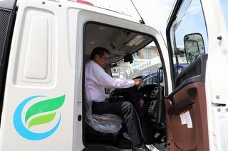 ポンプ車の運転席に座っている市長の写真