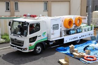 の排水ポンプ車と機材の写真