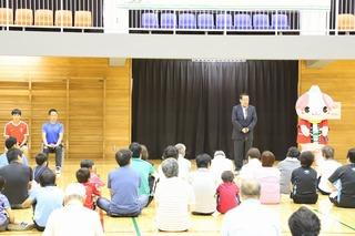 参加者達が座り前に市長とキャラクターが立っている写真