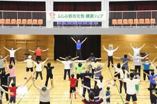 推進委員の皆さまに合わせて体操をしている参加者達の写真