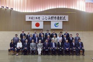 受賞者の30名ほどの皆さんと市長との集合写真