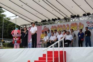 第18回おおい祭りのステージで挨拶をしている市長の写真