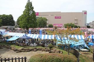 第18回おおい祭り会場に大勢の人が集まっている様子の全体を写した写真
