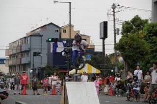 路上で自転車のパフォーマンスが行われている写真