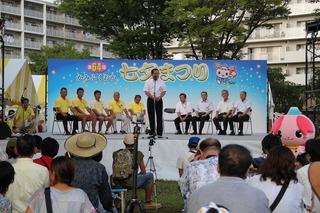 七夕まつりの特設ステージで挨拶をしている市長の写真