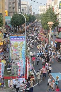 路上が多くの人々でにぎわっている写真