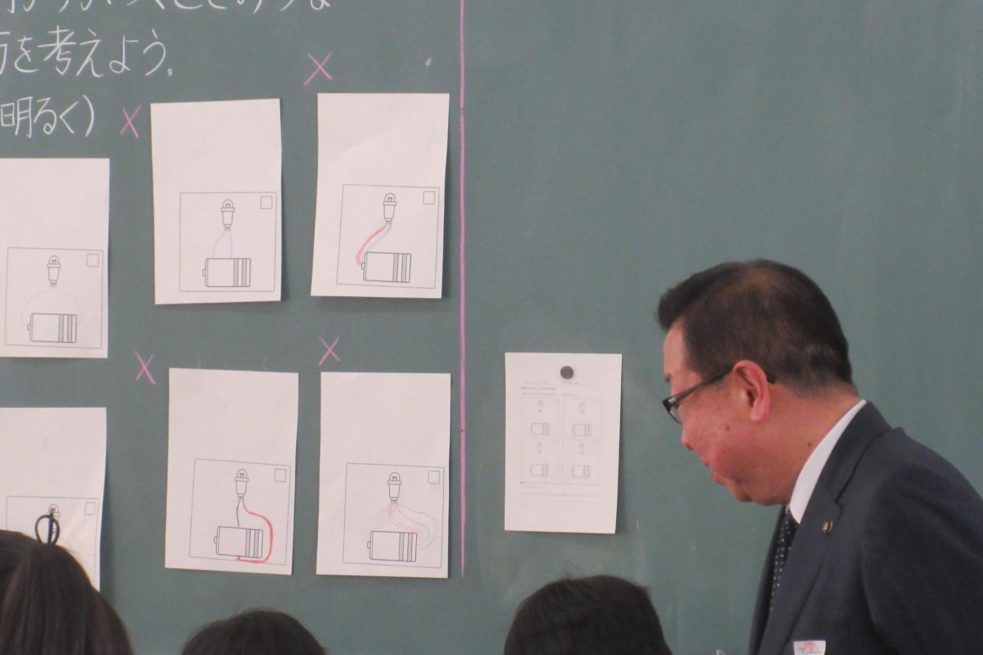 鶴ヶ丘小学校訪問 児童と談笑する様子