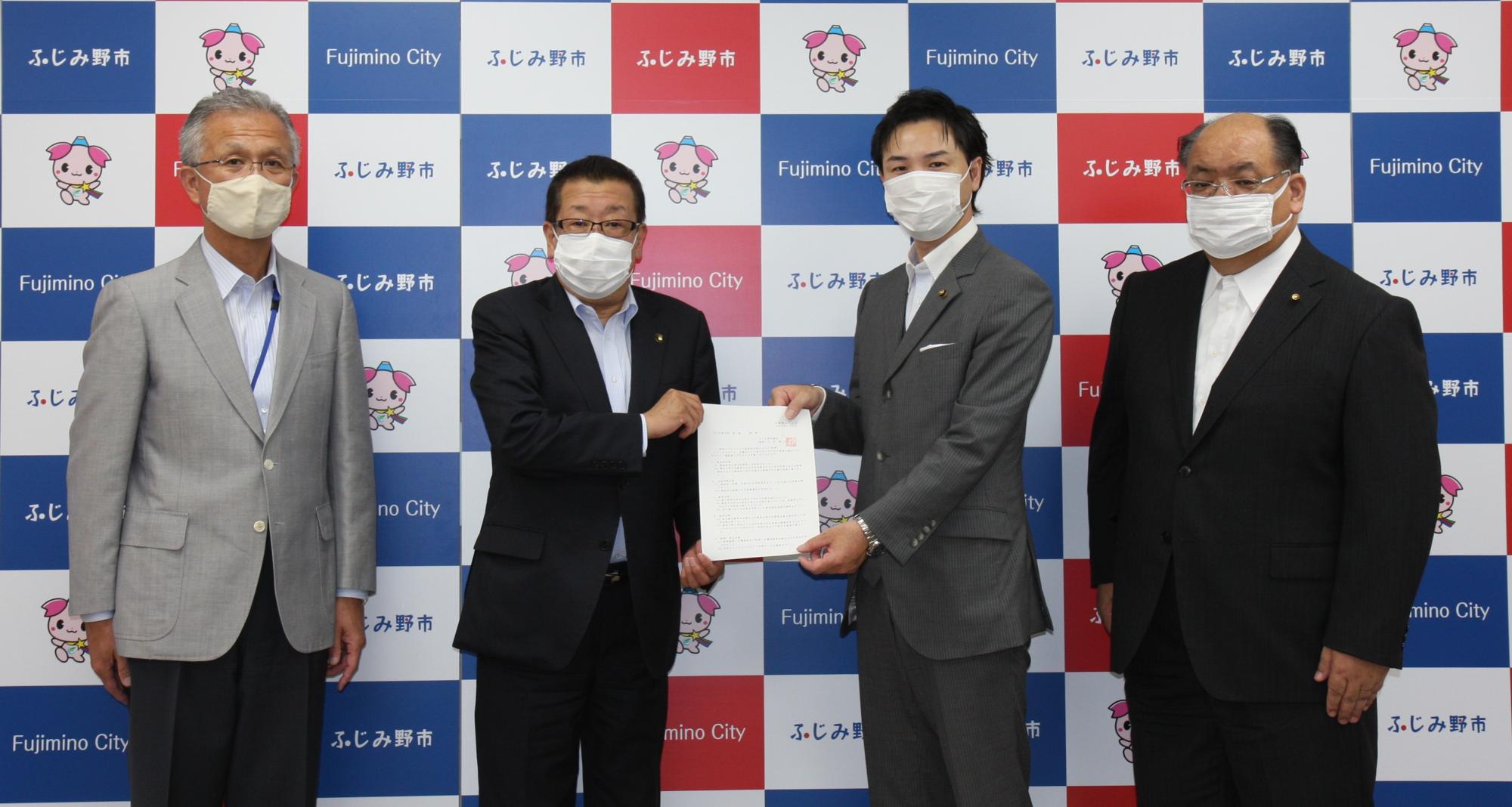 議長、副議長、市長、副市長が並び、提言書を提出している様子