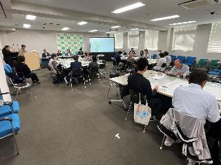 3グループに分かれ、意見交換している方々の写真