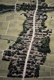 真ん中に川越街道が通り、その周辺に宿場町が広がっている様子の大井宿復元模型の写真