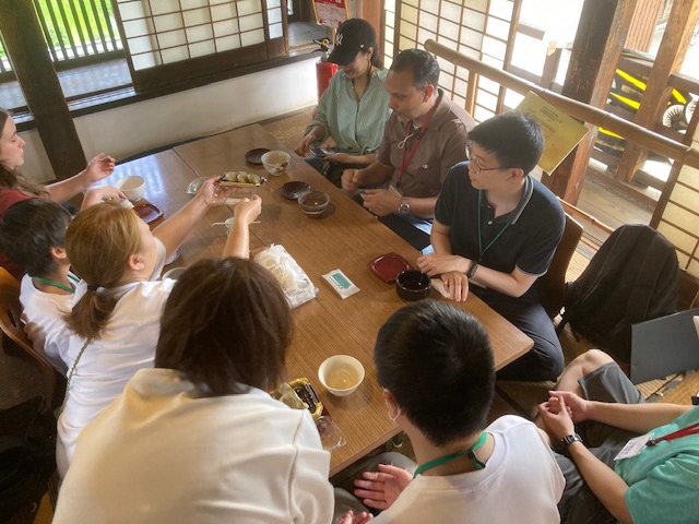 福岡河岸記念館の母屋2階で抹茶体験をする様子
