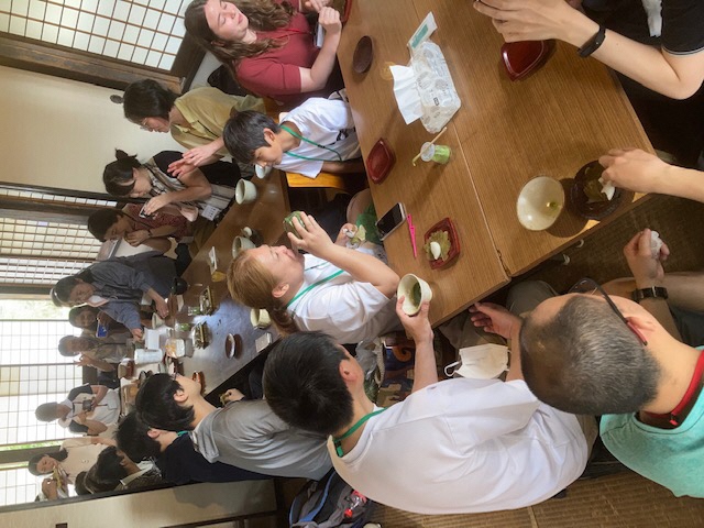 福岡河岸記念館の母屋2階で抹茶を楽しむ様子