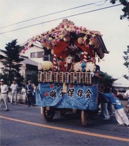 大井はやしで木組みの屋台を押す男性達の写真