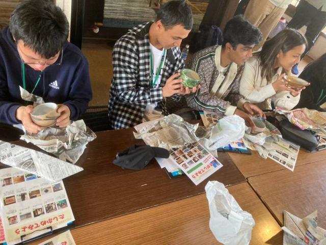 プレゼントでもらったお茶碗を見て喜んでいる様子