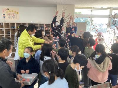 さぎのもり小学校まゆだまかざりつけ
