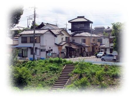 新河岸川に繋がる石階段とそれを上がった先に見える住宅郡の写真