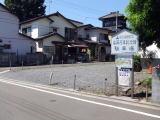 奥に住宅郡が見える記念館駐車場の画像