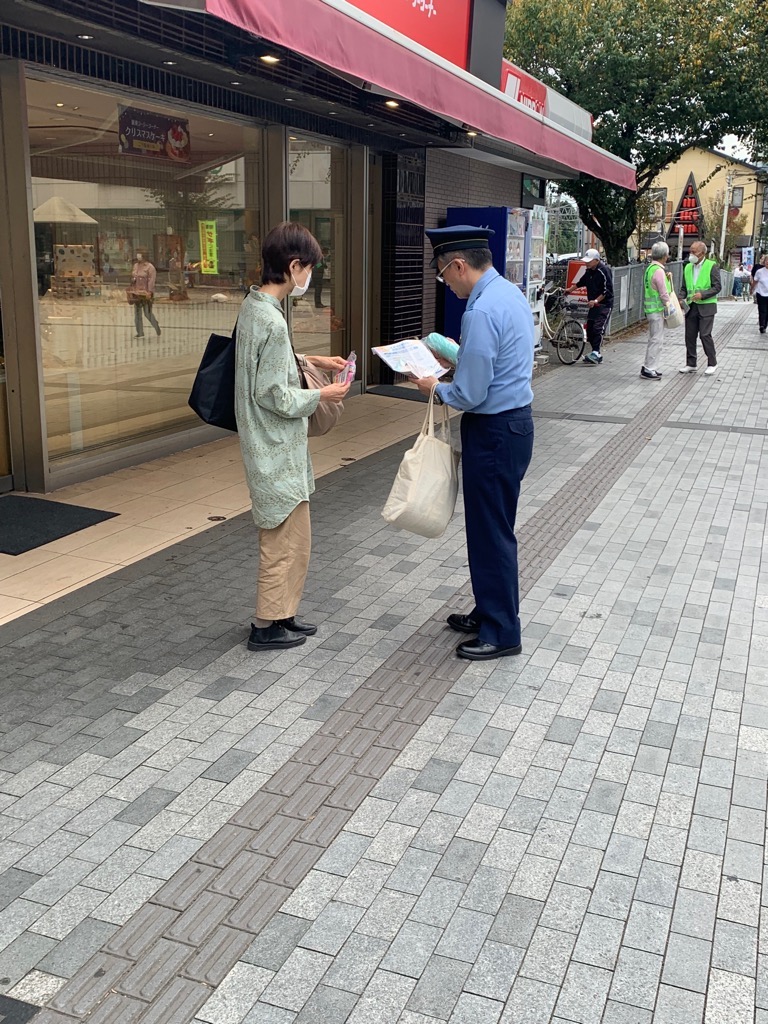 通行人に警察官が啓発する様子の写真