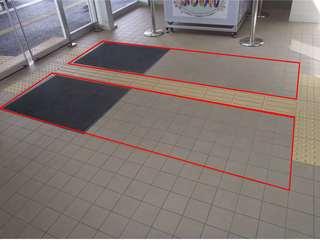 広告付玄関マットを引く予定の本庁舎正面玄関風除室の写真