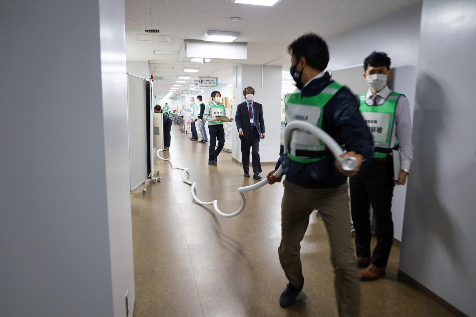 屋内消火栓による消火訓練1