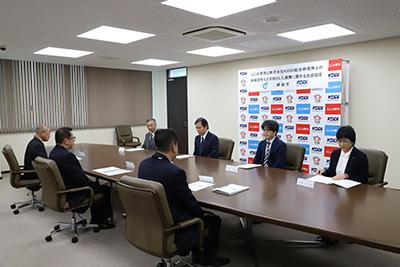 市長と株式会社KDDI総合研究所の方、合計7名で会議を行っている写真