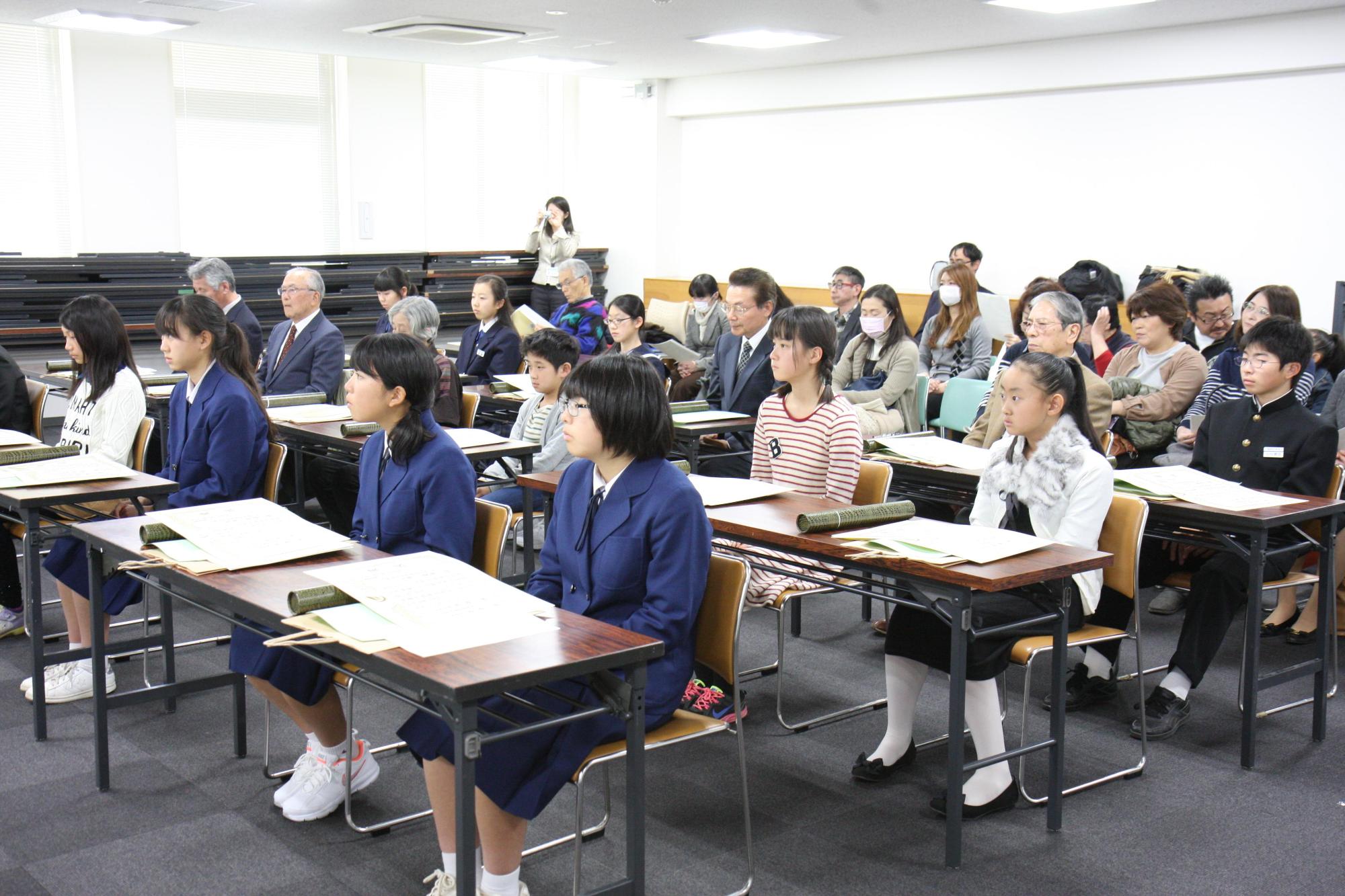 沢山の入賞者が椅子に座っている写真