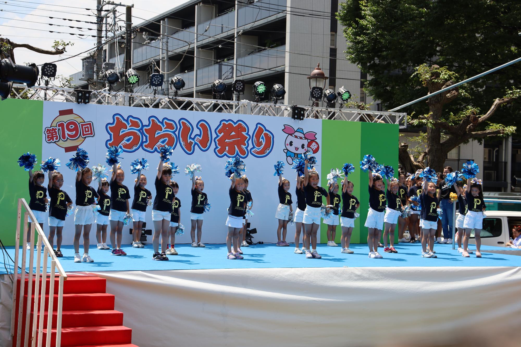 ステージ会場の写真（チアダンス）