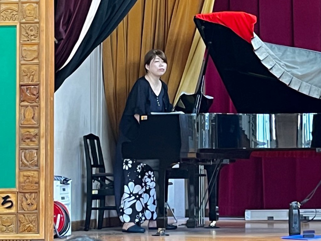 ピアノを弾きながら子どもたちを指導する後藤美奈子さんの写真