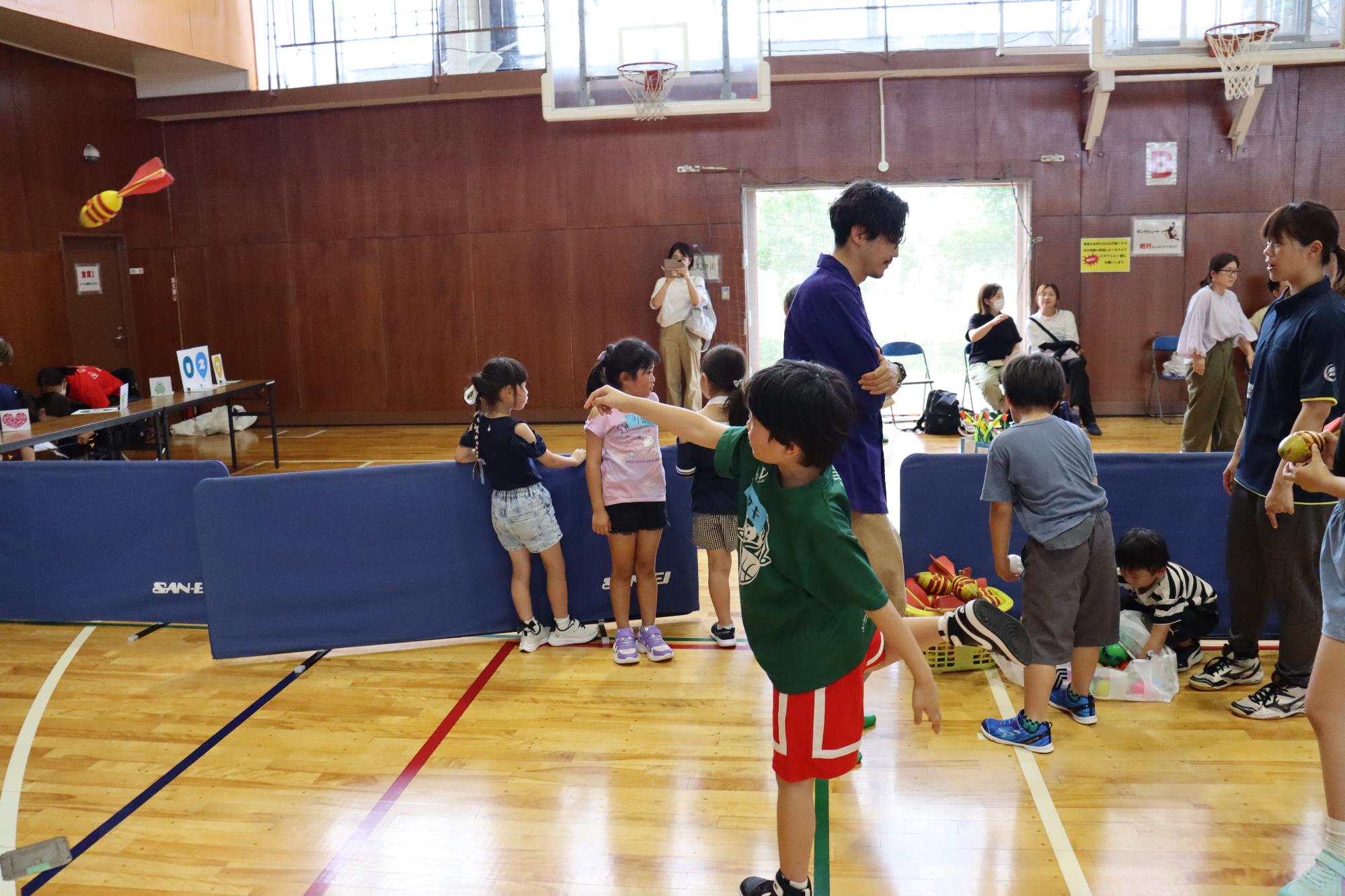 まぜこぜ運動会投げるブースの様子