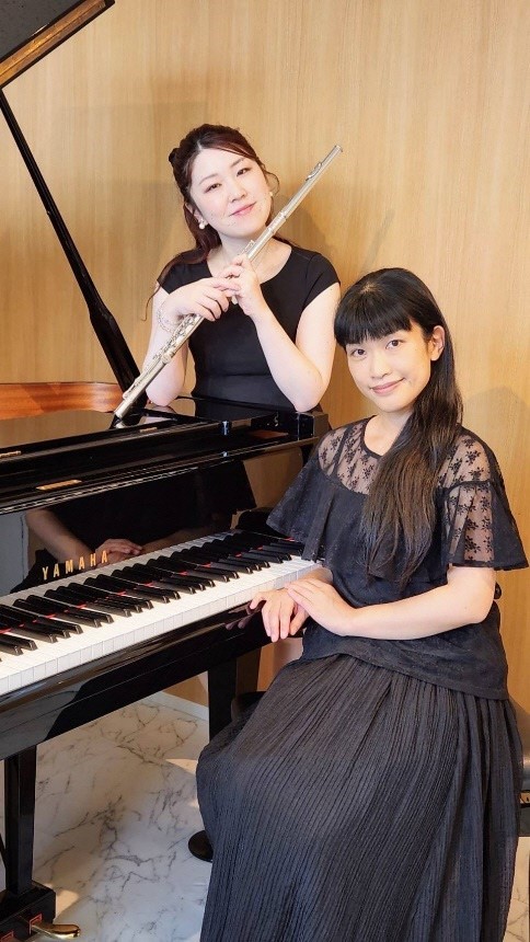大越絵梨花さん（フルート）と雨宮知代梨さん（ピアノ）の写真